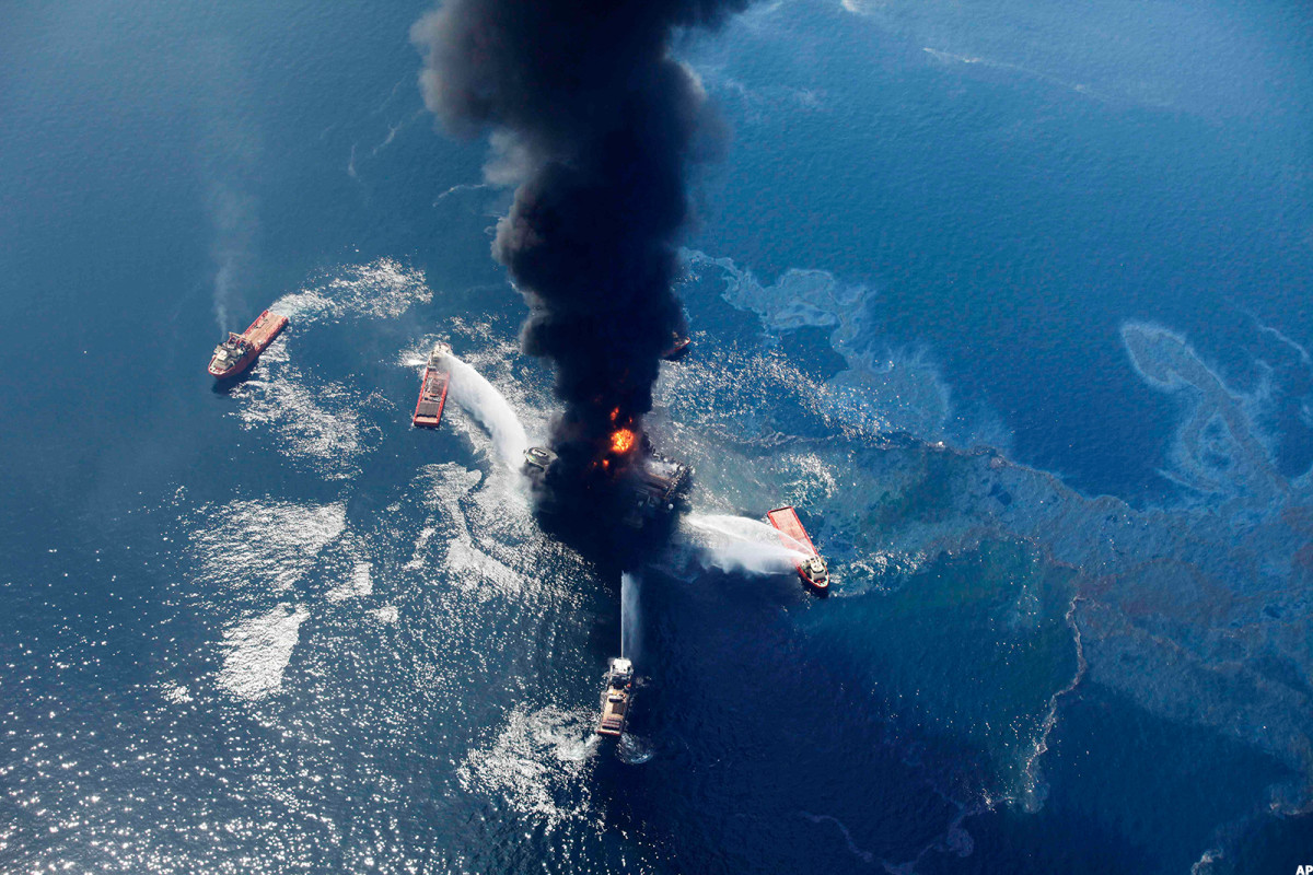 Взрыв нефтяной платформы Deepwater Horizon в мексиканском заливе