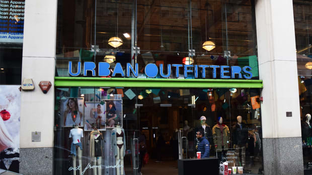 Urban Outfitters Shares Plunge After Q3 Earnings Miss Highlights Retail Weakness