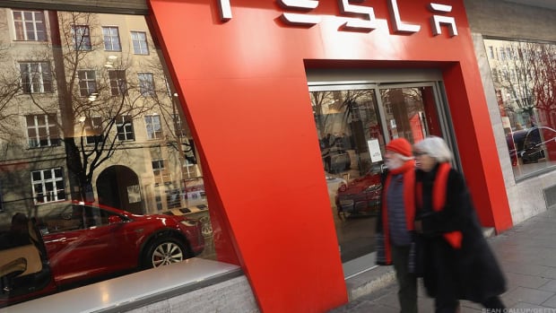 Tesla Slips After Musk Says American Customers May See 'Longer Response Times'