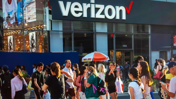 A crowd of people in front of a Verizon store. Verizon Lead JS 012423