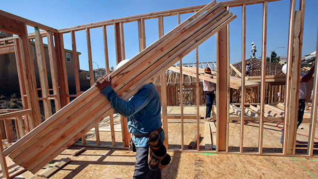 Weak Pending Home Sales Hits Retailers, Commercial Builders