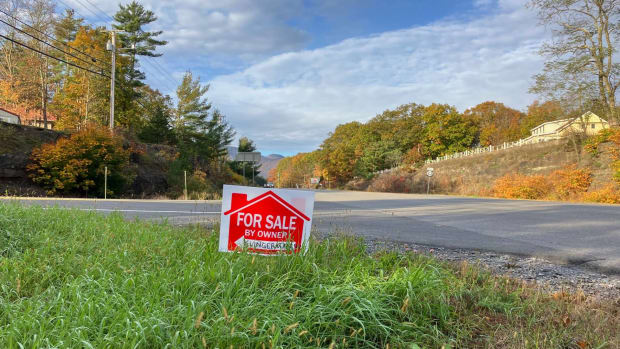 For sale sign by owner alongside the road in Autumn. Lead.