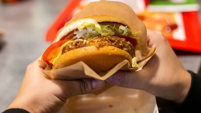 A1 - AMBER 1 HIGHWAY, POLAND - 2023/08/06: A person holds a burger at McDonald's restaurant at A1 Amber One Highway in Poland. (Photo by Mateusz Slodkowski/SOPA Images/LightRocket via Getty Images)