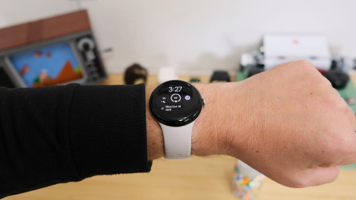 The Galaxy Watch 6's one-click strap mechanism is poorly designed