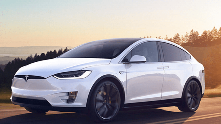 Tesla Tsla Model X Smokes 530000 Lamborghini To Set New