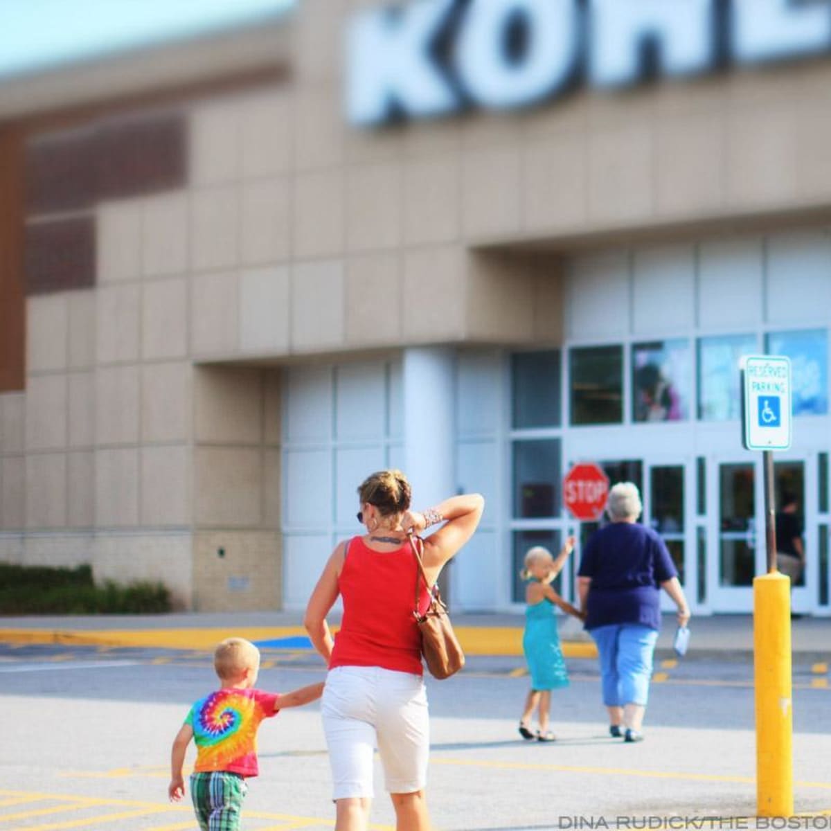 Kohl's reports fiscal Q1 results that miss analysts' expectations, cuts  earnings forecast