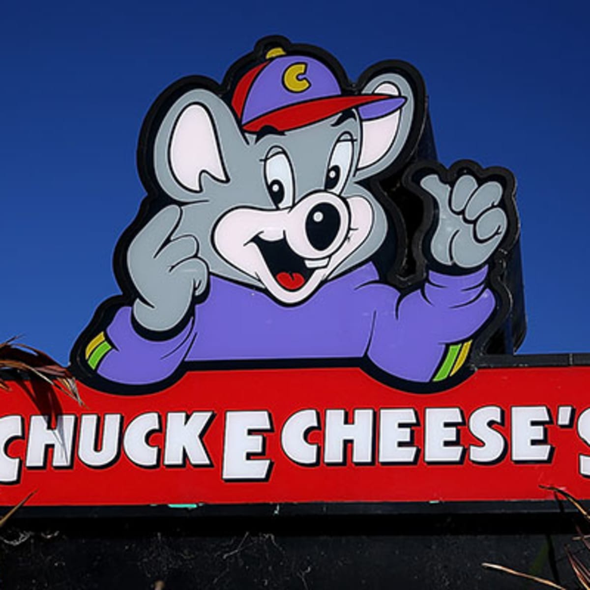 Could Chuck E Cheese Buck The Restaurant Trend Thestreet - chuck e cheese games roblox
