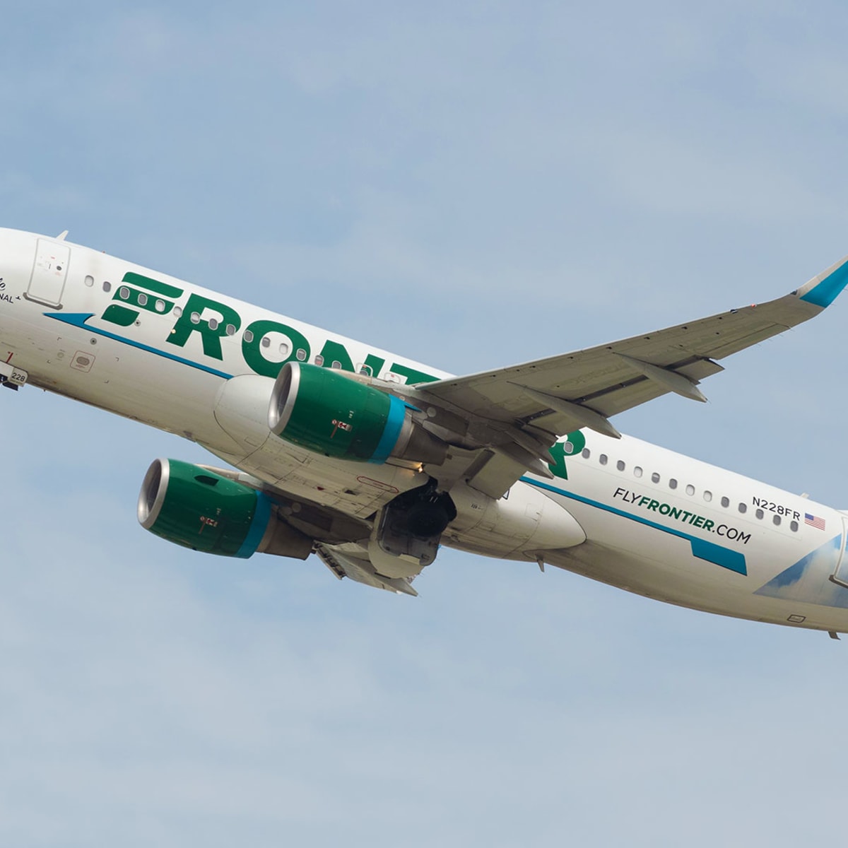 Video Shows Frontier Airlines Making Customers Pay for Free Bags