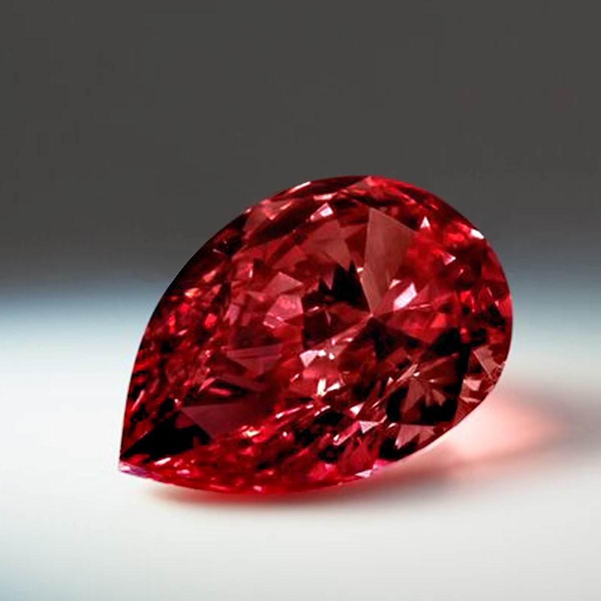 Самый дорогой камень в мире красный Алмаз