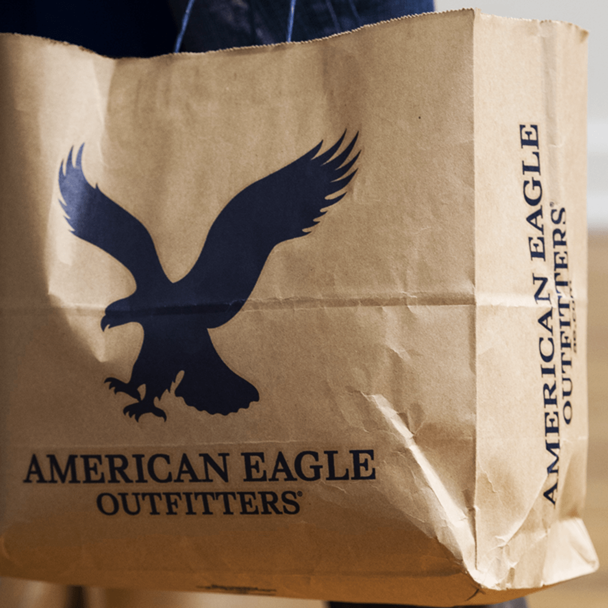 American Eagle Shares Rise After Company Issues Weak Guidance