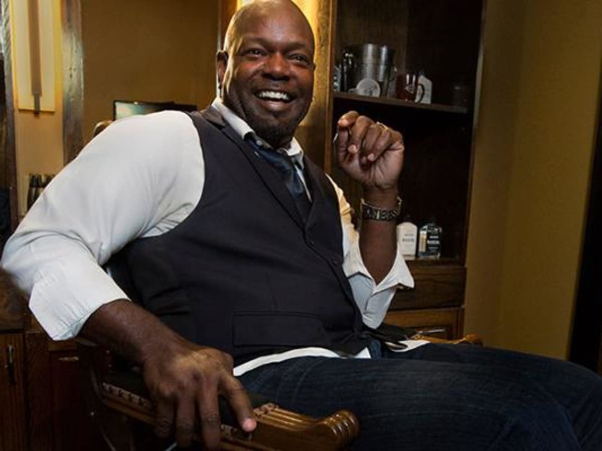 Former Dallas Cowboys running back Emmitt Smith opens a restaurant