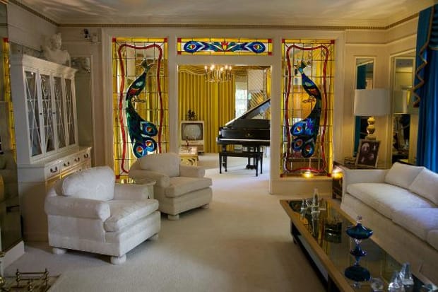 Celebrate Elvis Birthday With A Tour Of Graceland Stock