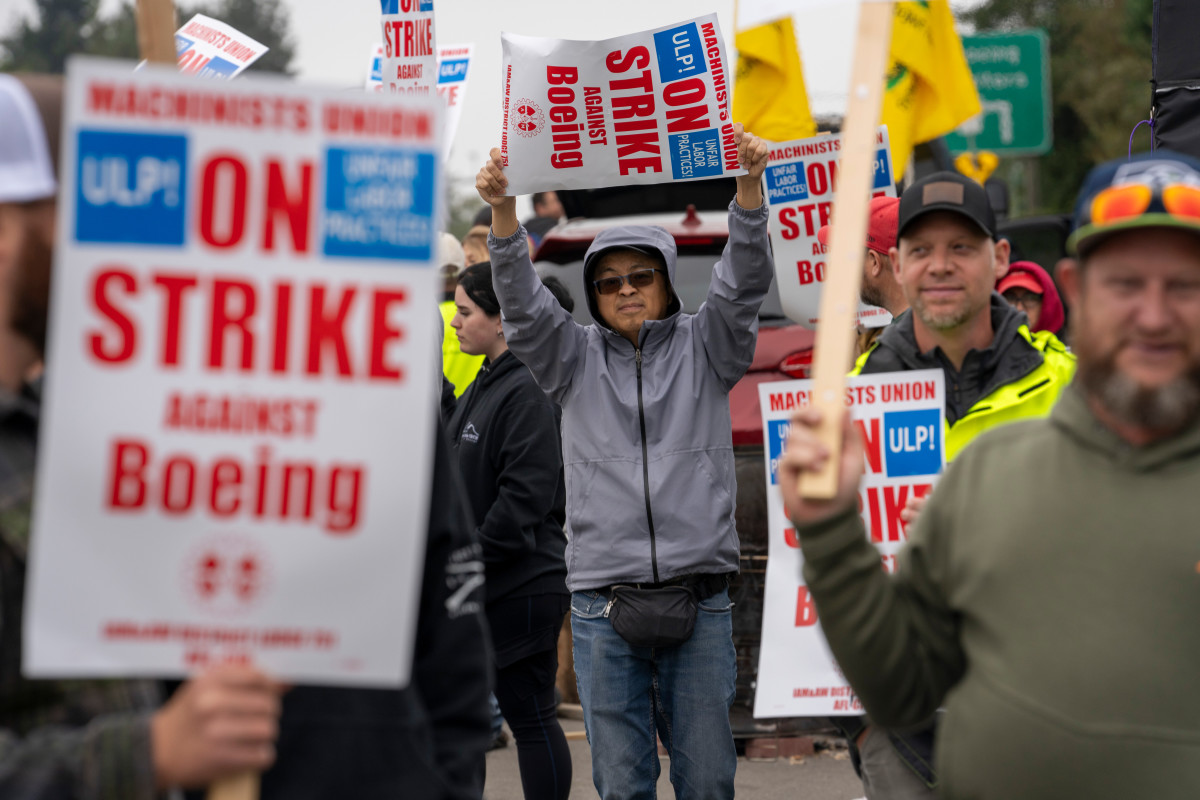 Striking Boeing workers make unexpected decision in contract vote