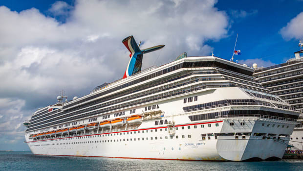 royal-caribbean-and-carnival-struggle-with-boarding-policies-fox8