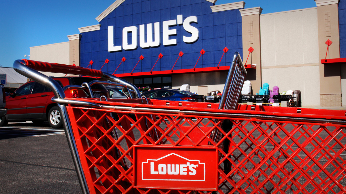 Lowe’s makes a major change to compete with Home Depot