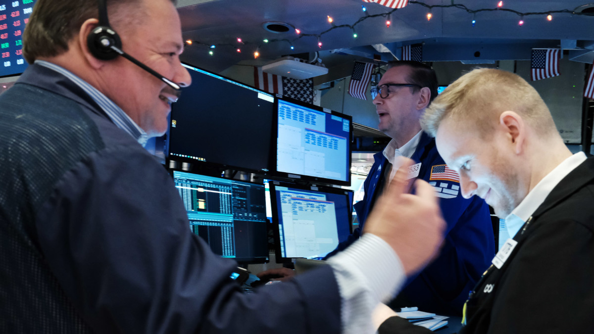 Stock Market Today: Stocks bounce as Treasury yields steady, tech gains