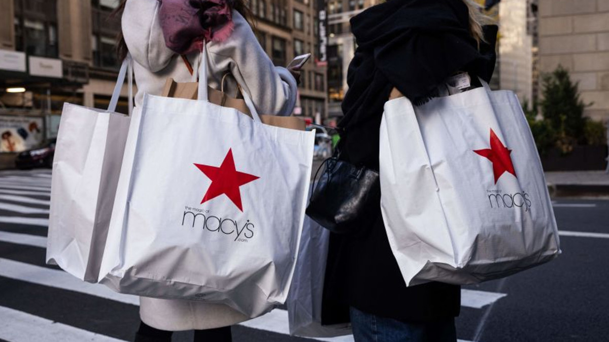 Macy’s sounds alarm on its holiday sales performance