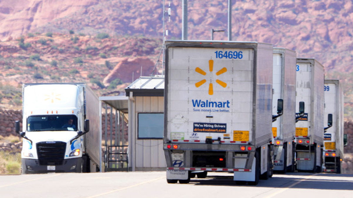 Walmart is selling a $2,000 5-piece patio set for only $800, and shoppers 'adore' it