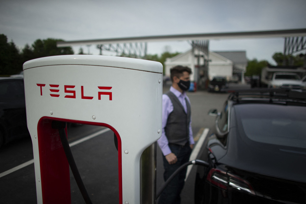 Top analyst revisits Tesla stock price target following February slump