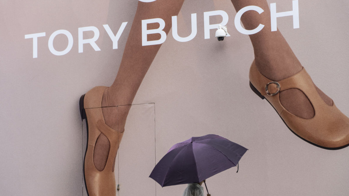 Tory Burch is selling a 'beautiful' $398 shoulder bag for just $172, and shoppers say it's the 'perfect size'