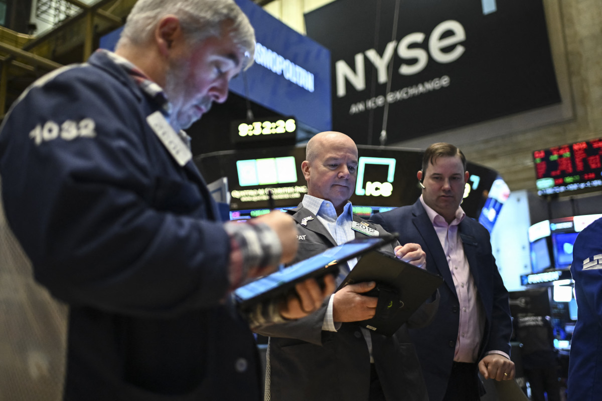 Stock Market Today: Stocks resume slide amid trade war concerns