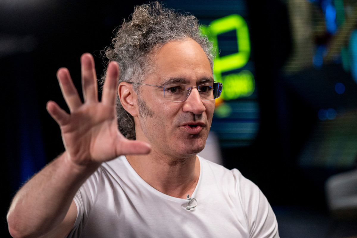 Analysts revisit Palantir stock ratings amid $90 billion slump