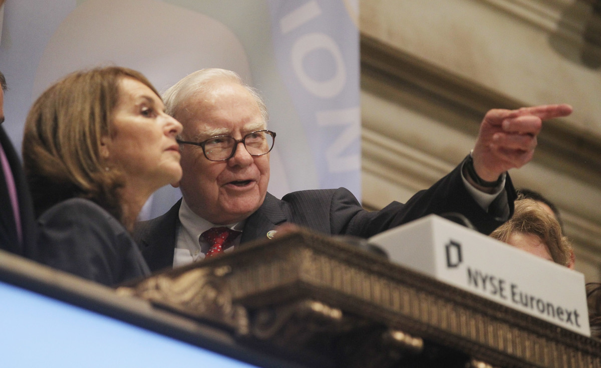 Warren Buffett gets a laugh at market's expense