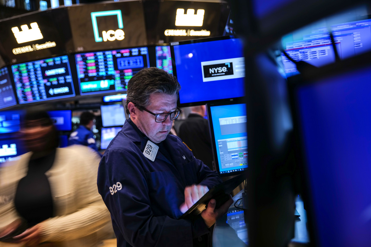 Crashing stocks may set S&P 500 up for major move