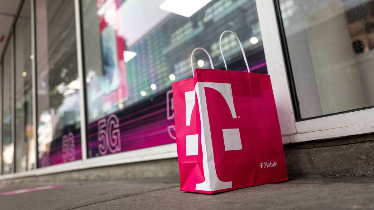 T-Mobile hopes to win back angry customers with generous offers 