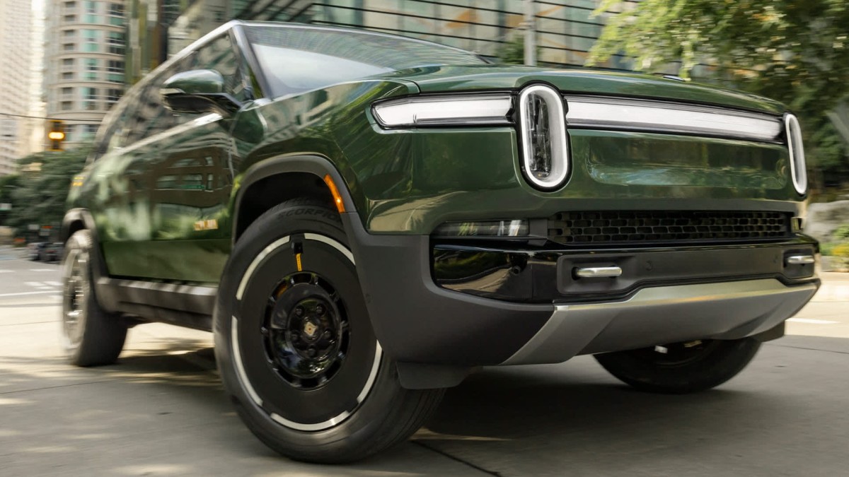 Analysts agree to disagree on Rivian's "empty" 2025