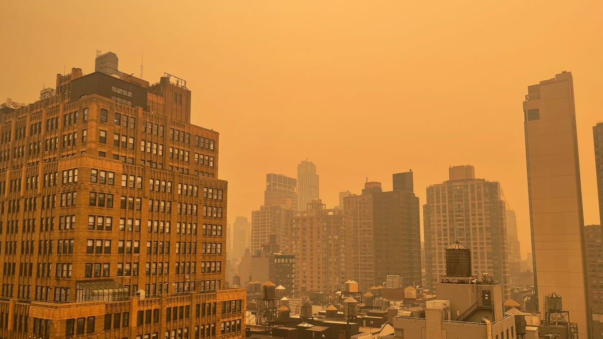 New Yorkers Are Posting Distressing Photos as NYC Air…