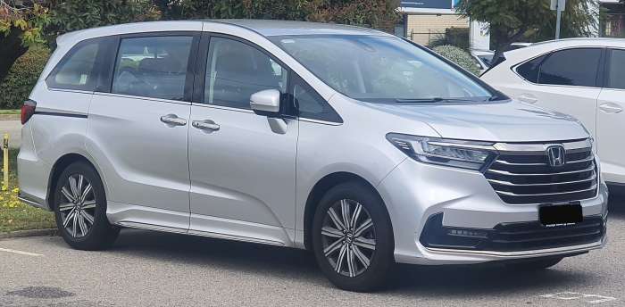 A silver 2023 Honda Odyssey