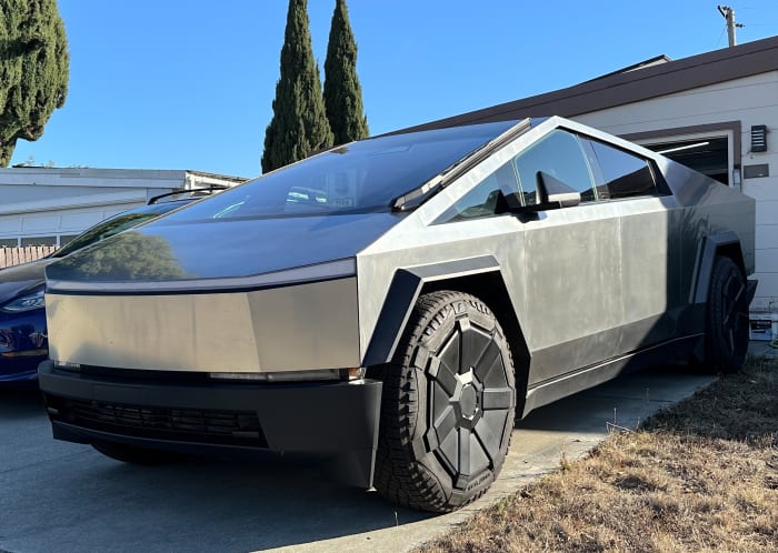 Top Tesla bull says it's too early to include robotaxis in its ...