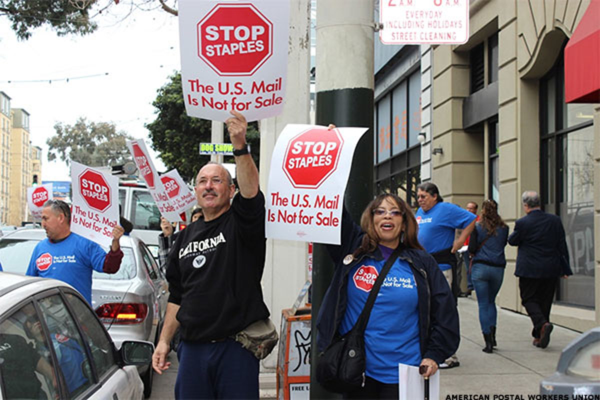 union-let-post-office-sell-financial-services-and-staff-staples-postal