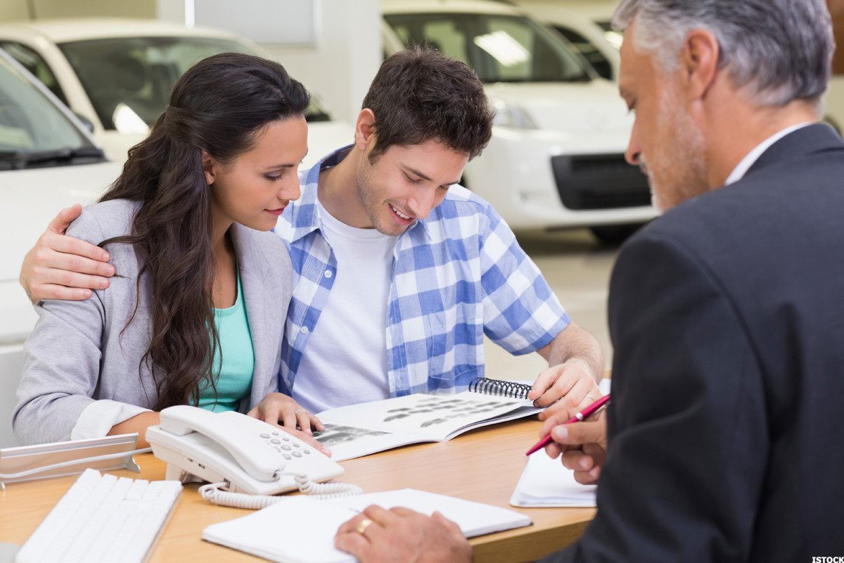 how-to-out-negotiate-an-auto-dealership-salesperson-every-time-thestreet