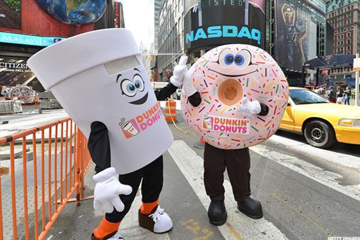 https://www.thestreet.com/.image/t_share/MTY4NjQ4MDU0MTU2NTY4NDcx/dunkin-ceo-reveals-secret-weapon-to-win-coffee-war-with-mcdonalds-real-coffee.jpg