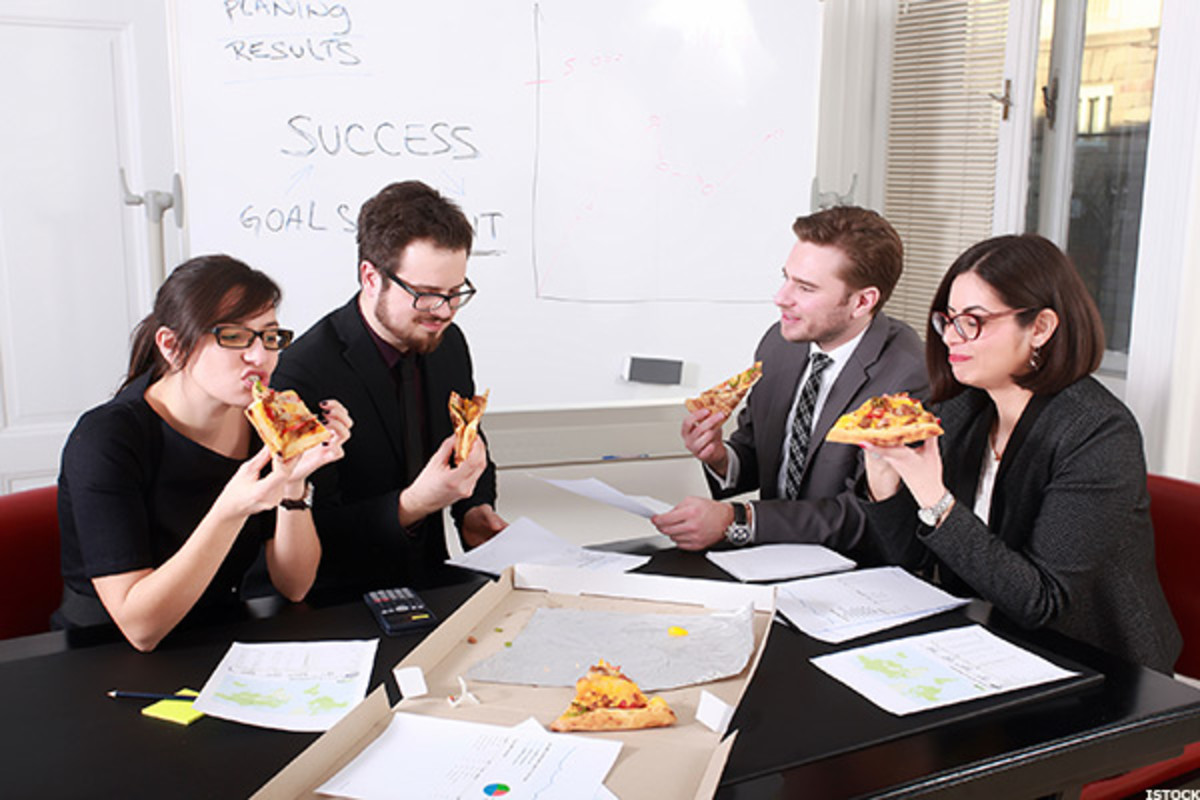 How To Navigate The Murky Waters Of Eating Lunch With Your Co Workers