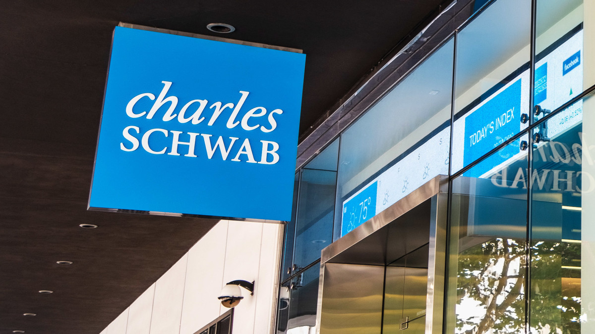 Schwab Shares Rise on Q3 Earnings-and-Revenue Beat - TheStreet