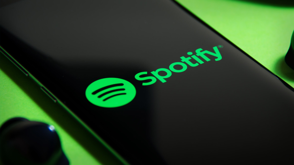 Spotify pilots AI voice translation for podcasts