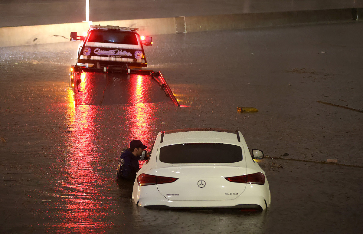 Video showing storm Hilary flooding Los Angeles Dodgers baseball