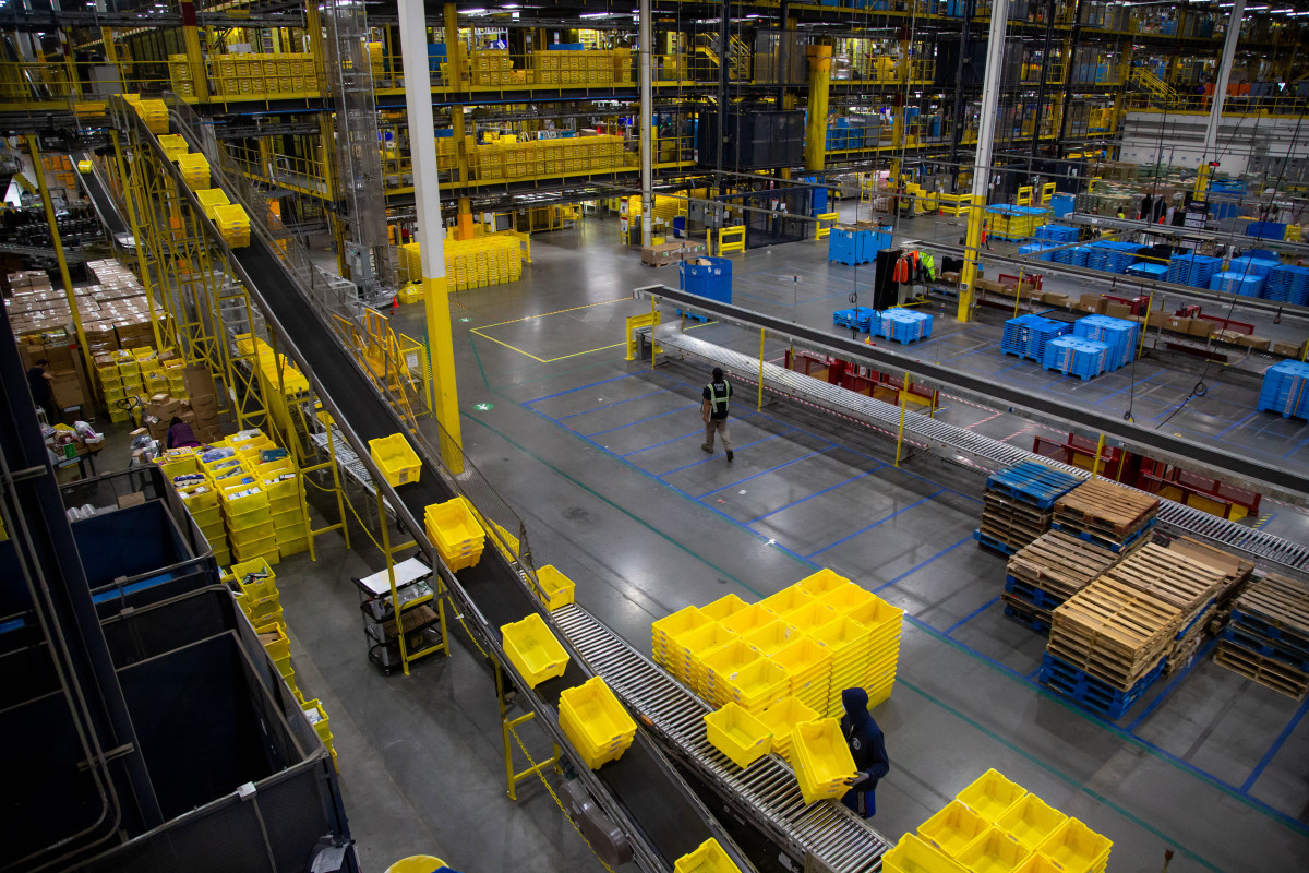 Inside  (AMZN) Flagship Fulfillment Center Where Machines