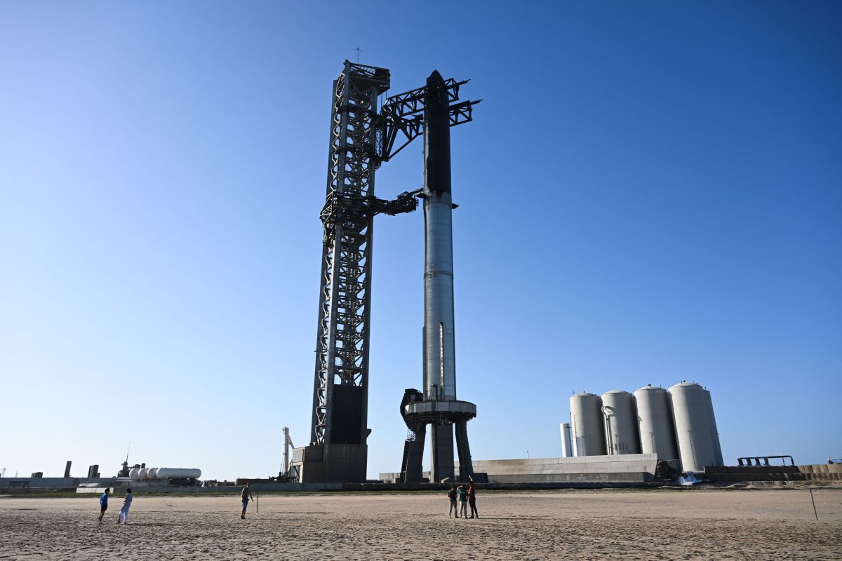 TOPSHOT - People photograph the SpaceX Starship as it stands on the launch pad ahead of a flight test from Starbase in Boca Chica, Texas on April 16, 2023. - SpaceX is counting down to the first test flight on Monday April 17 of Starship, the most powerful rocket ever built, designed to send astronauts to the Moon and Mars and beyond. The giant rocket is scheduled to blast off from Starbase, the SpaceX spaceport in Boca Chica, Texas, at 8:00 am Central Time (1300 GMT). (Photo by Patrick T. Fallon / AFP) (Photo by PATRICK T. FALLON/AFP via Getty Images)