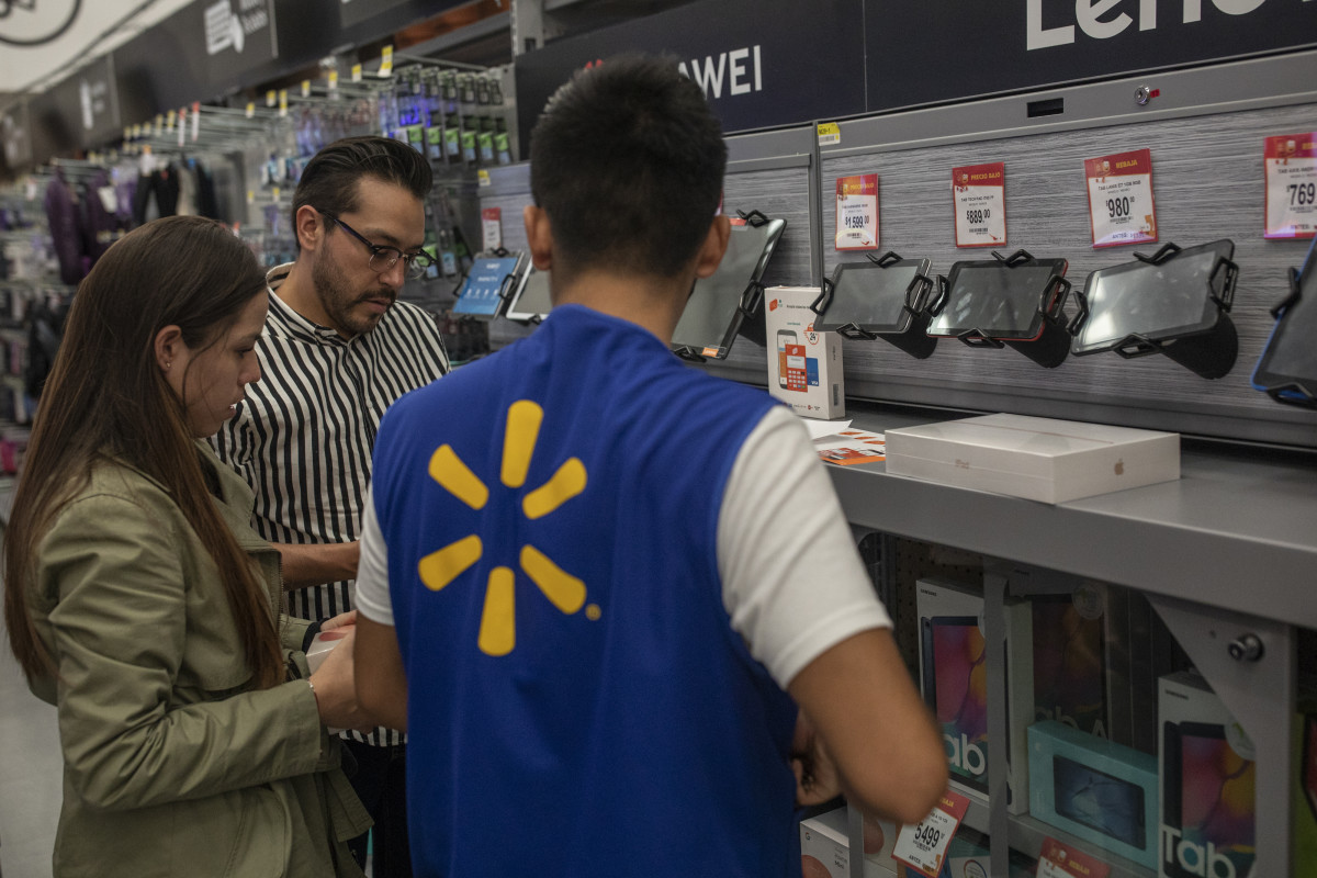 Walmart to raise average hourly wage to more than $17.50 an hour