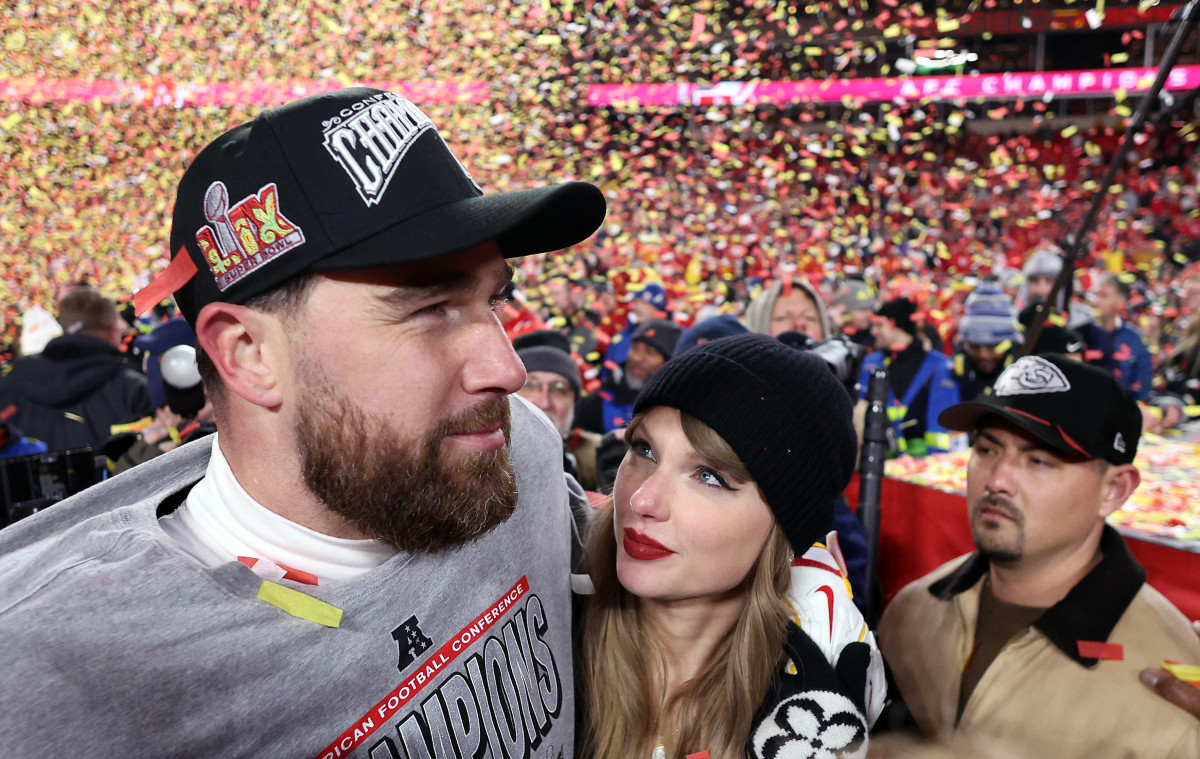  Travis Kelce #87 of the Kansas City Chiefs celebrates with Taylor Swift after the Chiefs defeated the Buffalo Bills 32-29 to win the AFC Championship Game at GEHA Field at Arrowhead Stadium on January 26, 2025 in Kansas City, Missouri. (Photo by Jamie Squire/Getty Images)